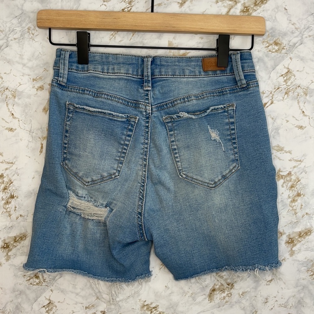 Simple Society Distressed Shorts l SIZE 25 - Picture 2 of 7